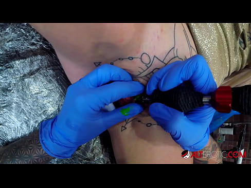 ❤️ Musikana ane nyora zvakanyanya Sully Savage akawana tattoo pa clitoris yake Zvinonyadzisira ❤
